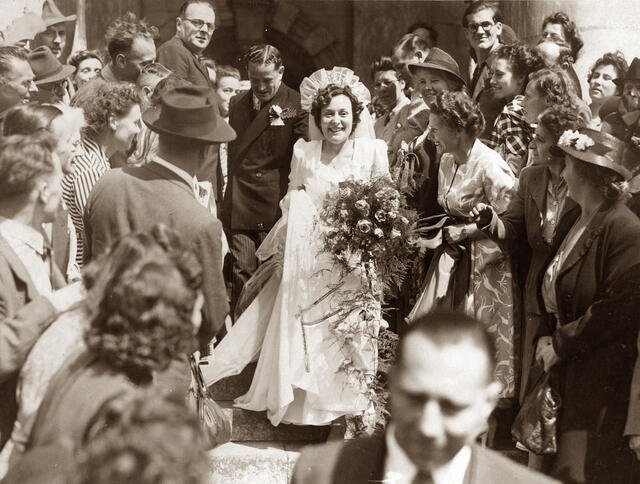 Horace and Joe Davis play snooker on the billiard-table wedding cake